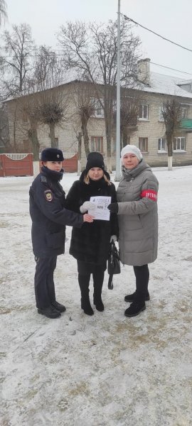 В Рыбном сотрудники полиции персонально предупредили граждан об активности телефонных мошенников