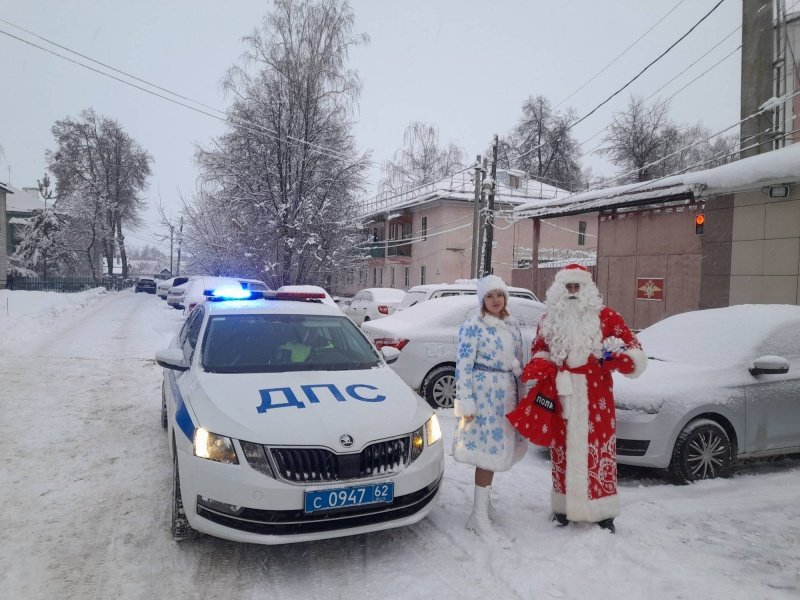 «Полицейский Дед Мороз» посетил воспитанников школы-интерната в Рыбновском районе Рязанской области